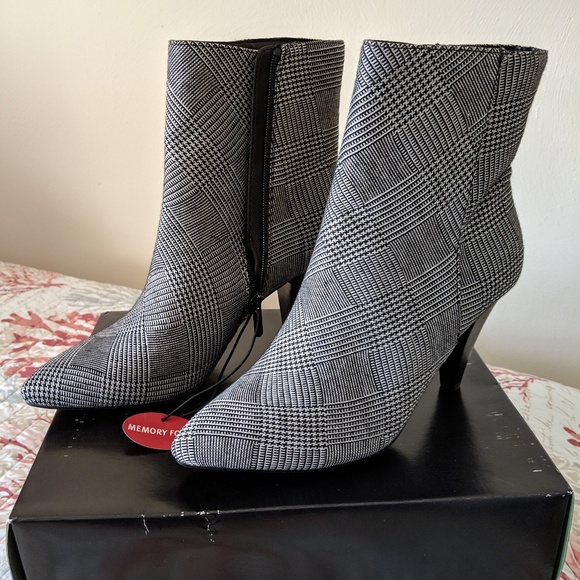 Taryn Rose Shoes - Black - Ivory Boots